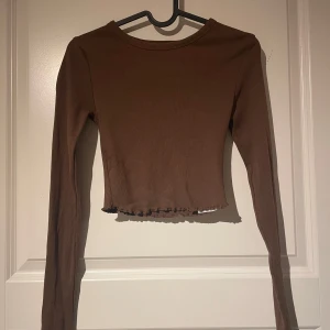 Brun magtröja - Fin brun topp från New Yorker, använd en gång. Storlek XS men passar även S!