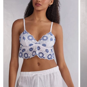 Intimissmi  - Säljer en jätte fin bh/topp. Endast använd 1 gång och går ej att köpa längre. Perfekt som pyjamas topp💕