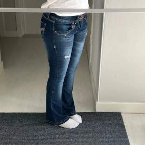 Super snygga Lågmidjade mörkblåa jeans, köpta här på Plick men var för små för mig så säljer vidare. Inga defekter. Har sytts om för att bli längre men inget man tänker på. Jätte fint skick! Innerbenslängden är ca 78 och midjemåttet är ca 41!❤️ca S-M