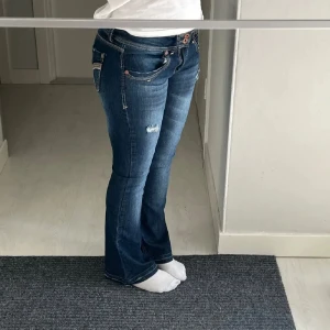 Skit snygga blå jeans - Super snygga Lågmidjade mörkblåa jeans, köpta här på Plick men var för små för mig så säljer vidare. Inga defekter. Har sytts om för att bli längre men inget man tänker på. Jätte fint skick! Innerbenslängden är ca 78 och midjemåttet är ca 41!❤️ca S-M
