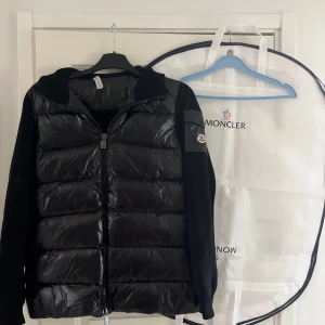Moncler Cardigan - Inte äkta men alla scans funkar på den. Den blev borttagen så lägger upp den på nytt. Helt ny. Tar ej emot löjligt låga prisee