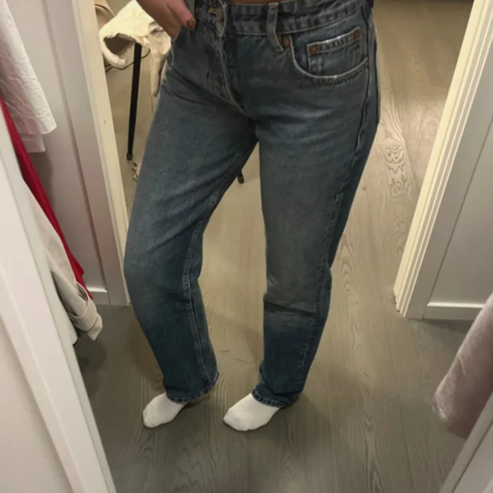 Säljer dessa raka populära jeans från zara❤️. Farkut & Housut.
