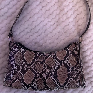 Shein snakeskin print väska - Jättefin stilig väska från Shein använd 2-3 gånger.