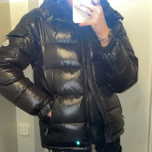 Moncler Maya jacka - Säljer en Moncler maya jacka i storlek 4/L! Den är i väldigt bra skick. NFC går att skanna. Köpte ny för 16.000kr.  Kan gå ner vid snabb affär. Kan fraktas eller mötas i Norrköping/Linköping