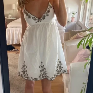 Vit klänning - Supersöt klänning som jag användt på olika tillställningar, passar som studentklänning eller till midsommar etc. Första bilden är lånad andra är min egen