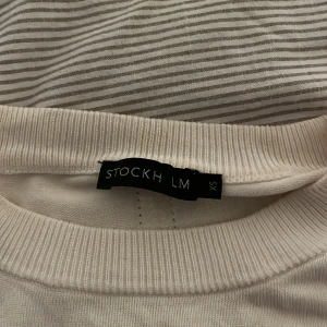  tröja (ljus beige)🙌🏽 - Köpt på MQ märke är ” Stockholm LM” varsamt använt! 