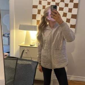 Jättefin jacka - Denhär jackan är jättefin och är som ny också men har inte använt den på länge💕