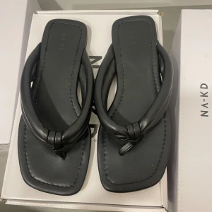 Sandaler NA-KD - Svarta sandaler från NA-KD, storlek 36