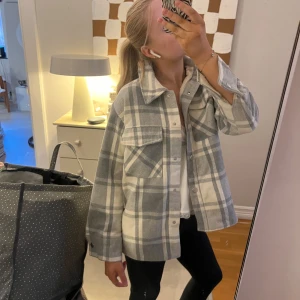 Jättefin rutig jacka  - Denhär jackan är jättemysig och jätte fin, men använder den inte längre så jag säljer den😊