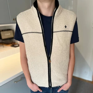 Morris väst  - Morris fleece väst *NYSKICK* perfekt till hösten! Är 185cm & 70kg | Nypris: 2000kr - Mitt pris: 1199kr