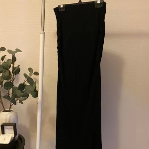 Maxikjol - Lång kjol från gina i deras soft touch kollektion, använd väldigt sällan så den är i mycket bra skick, jätte söt nu till höst!