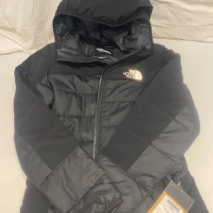 The north face jacka - Hej, jag säljer en The North face jacka som är ny och inte har kommit till användning perfekt till höst vår och ibland även vinter! Prislappen hänger fortfarande kvar på jackan nypris är ca 1500kr  STORLEK S MEN PASSAR ÄVEN XS 