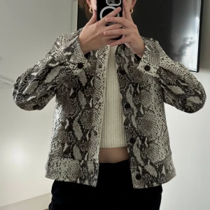 Jacka  - Såå snygg jacka t från Loavies. Perfekt nu till höst/vinter 🍂🫶🏼