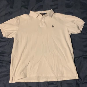Ralph lauren piké  - Fin raffe pike i bra skick. Storlek L på lappen men krymp så sitter mer som M skulle jag säga. Tveka inte att höra av er.