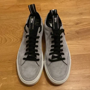 Feta p448 skor accepterar även byten - Super bra skick! 10 av 10. Storleken är 43. Nypris ligger runt 3000. Hör av dig vid frågor! Pris går att diskuteras. Även villig för byte  