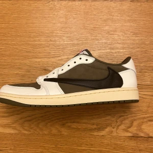 Jordan 1 low travis scott reverse olives - Storlek:43 Äkthetbevis finns