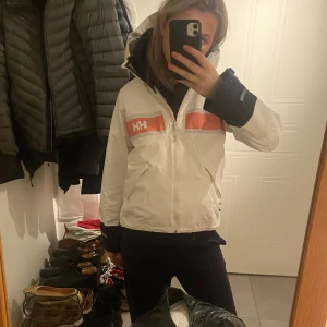 Säljer min praktiska helly Hansen jacka - Går att använda till skidåkning, segling och som regnjacka. Använd en vinter, säljer pga den är lite liten för mig som är 167 cm.