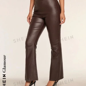 Bruna bootcut byxor - Bruna boothcutbyxor i faux läder.  Bilderna är tagna och byxorna jag säljer är från hm. Skicka i pm om du vill se fler bilder!  Skicket är som nya och är oanvända.  