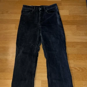 Monki Jeans strl. 38 - S/M - Jeans ifrån Monki strl. 38 motsvarar S/M. Använda men i bra skick, acceptabelt. Köparen står för frakten. Katt finns i huset. 