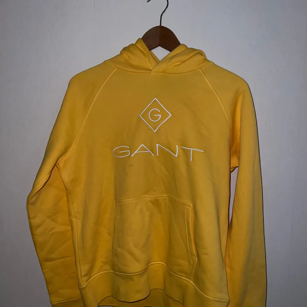 En gul gant hoodie i strl. S, använd fåtal gånger, finns små missfärgningar på framsidan, men är i mycket gott skick för övrigt. Köparen står för frakten. . Hoodies.