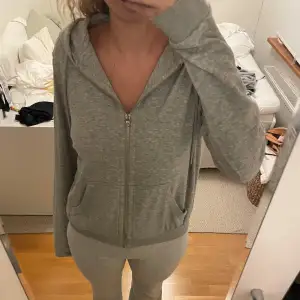 Grå luvtröja med kedja från h&m 