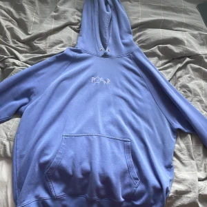 Polar hoodie  - En snygg ljusblå polar hoodie i strl M använd mycket men knappt någon defekt förutom en liten liten fläck, köparen står för frakten.  Pris kan diskuteras 