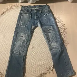 Säljer ett par custom made Levis 501 för den kommer inte till användning. Skick: se bilder. Midjan: 40. Yttrelängd: 101. Benöppning: 20. Möts i Gbg annars står köparen för frakten. 