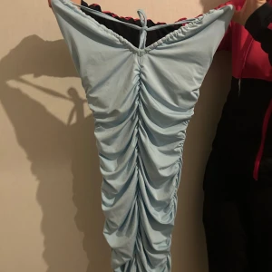 Klänning  - Jötte fin klänning som går ner till knäna 