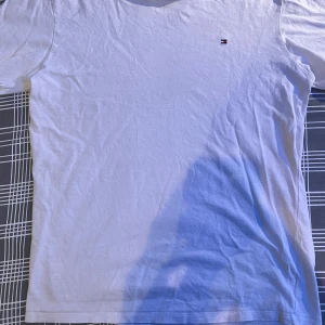 tommy hilfiger t-shirt - I använd skick, Storlek passar runt 164. Tveka inte på att skriva om du undrar över något😁  