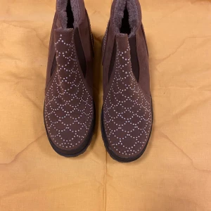 Dam Glitter Varmfodrad Skor  - Stlk 225, 235 , 240 och 245 36-39  Tjock fleece inuti, rekommenderar val 2 stlk stora som är vanligt i stlk.  Till exempel stlk 36 passar som är vanligt i stlk 34  