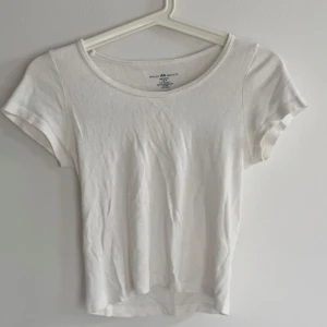 100% cotton t-shirt  - Vit cotton T-shirt från brandy Melville. Inga defekter!
