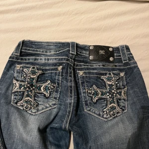 Supersnygga miss me jeans - Lågmidjade Miss me jeans använda fåtal gånger, raka i modellen med superfina detaljer på fickorna, nypris runt 1500kr men går inte längre att få tag på💕storlek s/m, skriv för mer info eller bilder💕