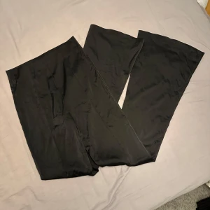 Glansiga bootcut byxor  - Glansiga bootcutbyxor från New yorker❤️