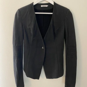 Ahlvar svart kavaj  - Kavaj från Ahlvar i strl: S (mer som en XS) 