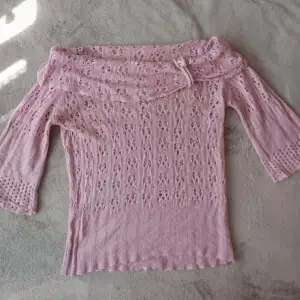 Säljer en superfin rosa stickad offshoulder-tröja med trekvartsärmar. Den har ett snyggt mönster och en liten knappdetalj vid halsen. Perfekt för hösten! Kp för mer information🫶🏻💗