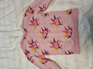 BABBLARNA 110/116 - Fin tjocktröja med Babblarna i storlek 110/116.