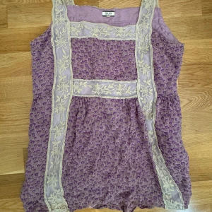 Lila blus/ linne - Säljer en jättefin blus/ linne i mycket bra kvalitet som jag säljer då den är för stor för mig. Den är storlek M Skriv vid frågor☺️
