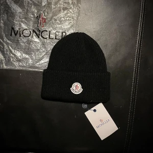 Moncler Beanie - Säljer denna Moncler Beanie då den aldrig kommit till användning. Perfekt nu till vintern då den är både varm och snygg