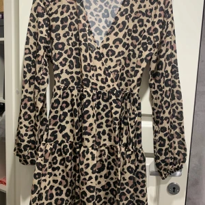 Mycket fin klänning  - Mycket bra skick klänning från Nly Trend i storlek 34 och passar 36 också. 