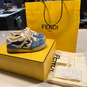 Fendi sneakers  - Hej!! Säljer nu mina Fendi sneakers. Storlek 35,5 (passar 36) Otroligt cool edition. Blåa, beige & brun.  Vanliga skosnöre tillkommer. Knappt använda! Allt finns, box dustbag kvitto💙🤍