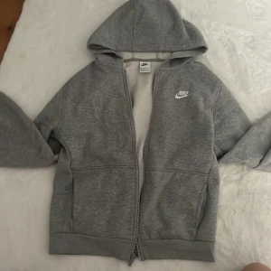 nike zip up - som ny. använd fåtal ggr❤️ säljer för att den inte kommer till användning ☺️