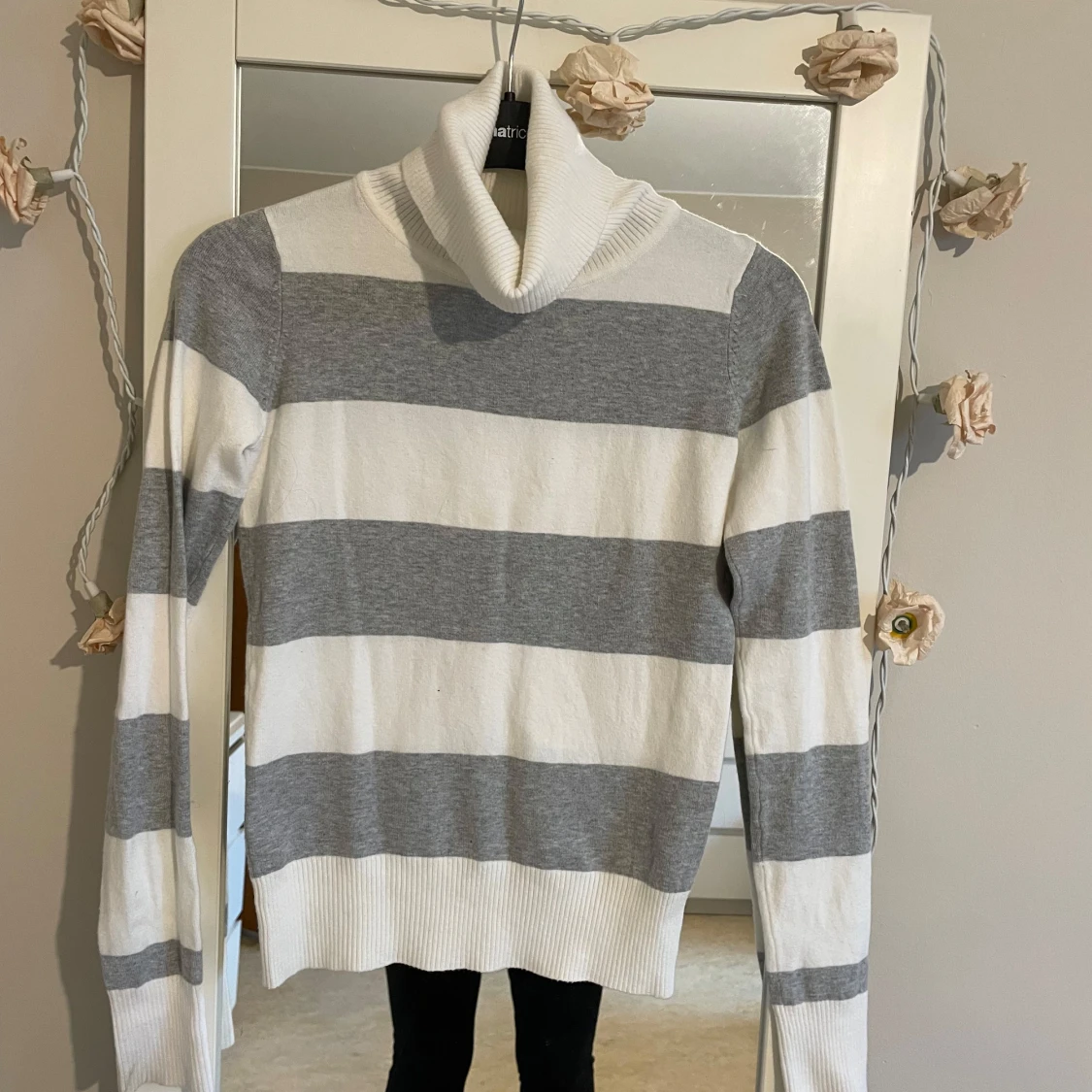 Grå och vit randig polotröja