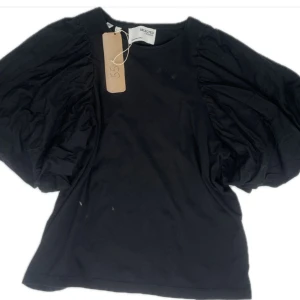 Fin svart blus med puff ärmar. - En blus med T-shirt material, så man kan vara fin och bekväm på samma gång😊🤩