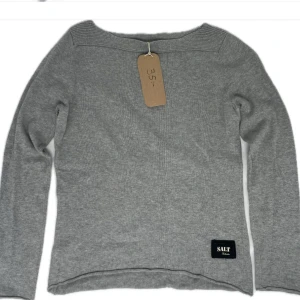 En grå stickad tröja. - Extremt fint skick och passar till allt😍