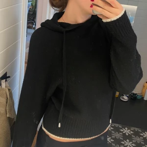 Stickad hoodie - Superfin stickad tröja från HM❤️🌟 storlek xs men även bra på mig som är S/M 🩷💫🪩 bra skick men nopprig 💕🐆💖 skriv om du har frågor 💫