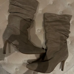 Boots  - Säljer ett par boots med smal klack från Zalando. Använt 1 gång.  