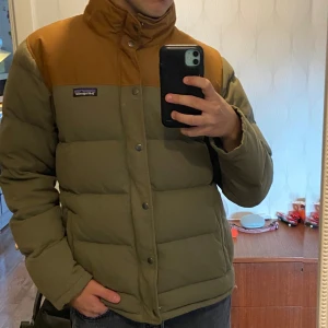 Patagonia jacka - En riktigt varm och skön vinterjacka från Patagonia! Den är helt perfekt, och blixtlåset funkar som det ska. Inga fel eller märken på jackan. 