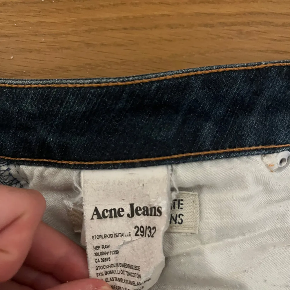 Fräscha Acne jeans som inte är använda men köpte second hand😇 Midjestorlek är 29 och längden är 32 skulle säga att de passar en S🌸  Säljer pga att de sitter lite för tajt i midjan Hör av er om ni har frågor om mått eller vill ha fler bilder!!🥰. Jeans & Byxor.