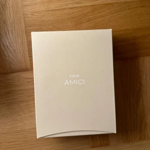 Caia Amici (Eau De Parfum) 50ml - Oöppnad Caia parfym  (595)kr nypris 