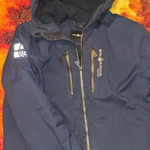 SailRacing  - En sailracing jacka som använt cirka 1,5 år men köpt en ny nu o tänker sälja den. Skick 8/10